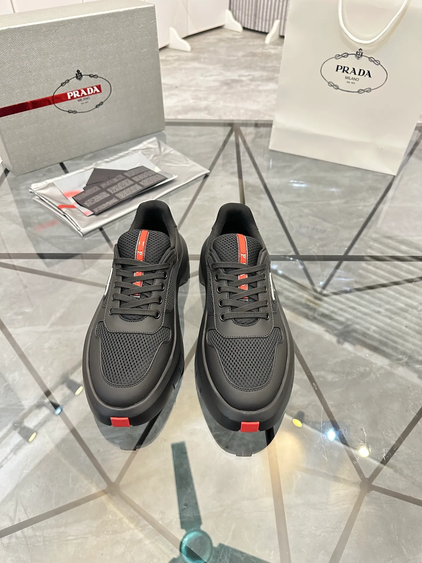 Men's shoes: 💰P620¥ High-end top quality Product trademark: Prada *"Prada*" low-top casual shoes Regular size: 38-45 (can be customized to 46) Product materials: imported first-layer cowhide leather on the upper spliced ​​with original fabric, breathable lining, cowhide foot pads, original ultra-light foam outsole. No.: 001
